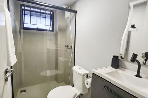 a bathroom with a shower and a toilet and a sink at Studio VI - Com Ar Condicionado in Jundiaí