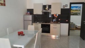 een keuken met een witte tafel en een fornuis bij Casa Origano in Ispica