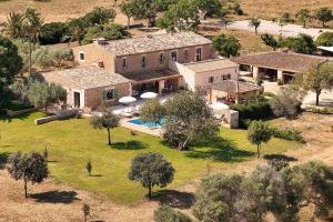 an aerial view of a house with a yard at Agroturisme Vistalegre Nou in Manacor