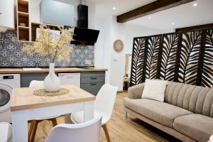 a living room with a couch and a table at La Maestra Catedral 1 in Jaén