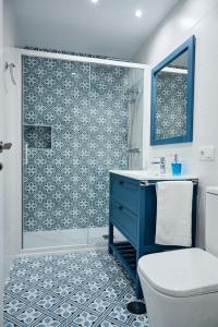 a bathroom with a blue sink and a shower at La Maestra Catedral 1 in Jaén