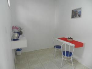 a small kitchen with a table and two chairs at Magias da Serra in Canela
