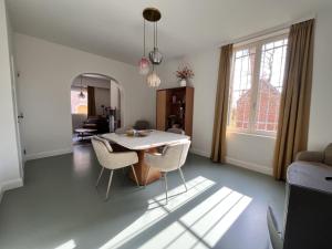 ein Wohnzimmer mit einem Tisch und einigen Stühlen in der Unterkunft De Durme in Temse