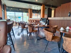 a dining room with tables and chairs in a restaurant at Best Western Real Tula Express in Tula de Allende