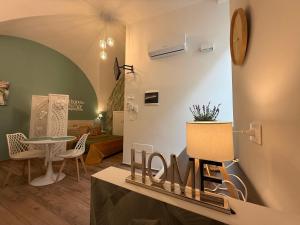 a living room with a table and chairs at Pepe 25 in Ruvo di Puglia