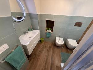 a bathroom with a sink and a toilet at Pepe 25 in Ruvo di Puglia