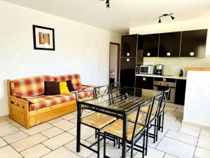 a living room with a couch and a table at "Le Cade" - Résidence Rive Gauche in Les Salles-sur-Verdon