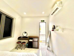 a room with a bed and a counter with two stools at Hotel Vũng Găng in Vĩnh Hy +73 photos