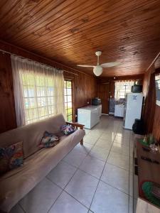 a living room with a couch and a ceiling at Rincón de Juanita in Rivera