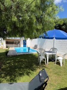 a pool with a table and chairs and an umbrella at Rincón de Juanita in Rivera