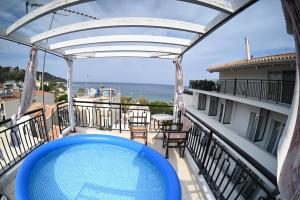 a balcony with a hot tub and a view of the ocean at Studio Gio in Zakynthos City in Zakynthos