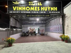 a building with a sign that reads vinh homes hiv at Khách Sạn Vinhomes Huỳnh in Phú Nhuận