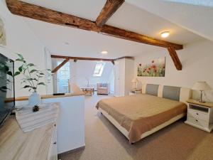 a bedroom with a bed and a desk in a room at Haus Lieberum in Bad Sooden-Allendorf