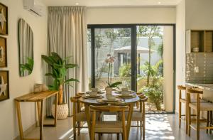 a kitchen and dining room with a table and chairs at Casa Edén in Xpu Ha