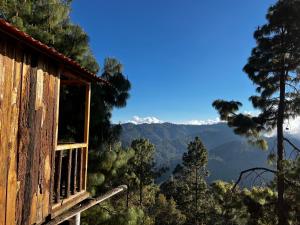 a cabin with a view of the mountains at Cabaña OLIN in San Mateo Río Hondo