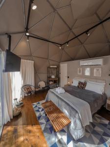 a bedroom with a large bed in a tent at GOAT LODGE Domo Pitanga in Ibiúna