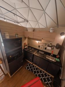 an overhead view of a kitchen with a stove at GOAT LODGE Domo Pitanga in Ibiúna