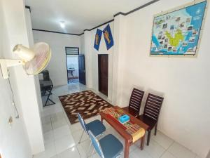 a living room with a table and chairs and a fan at Pondok Simpang Tiga in Sabang