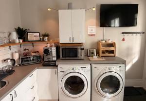 a kitchen with a washer and dryer at Gite du Quartier des Arts in Quebec City