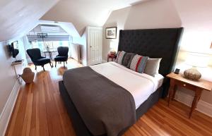 a bedroom with a bed and a table and chairs at Gite du Quartier des Arts in Quebec City +9 photos