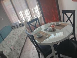 a small table and chairs in a room with a bed at Panchitas in Guaymallen