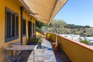 a patio with a table and chairs on a balcony at Anita's Bed and Breakfast in Barcelona