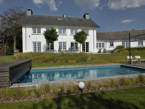 dom z basenem przed nim w obiekcie Spacious villa with private pool in Theux w mieście Theux