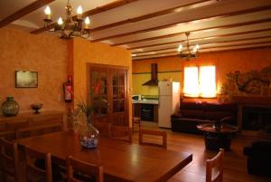 a kitchen and living room with a table and a dining room at Casanavalon in El Peral