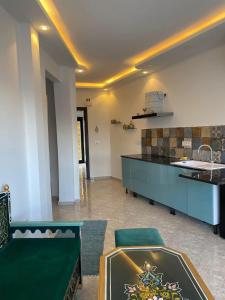 a living room with a counter and a kitchen at L Andalousie in Tabarka