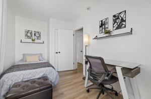 a bedroom with a bed and a desk and a chair at La Casita St Pete in St. Petersburg