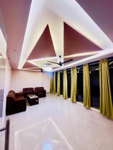 ein Wohnzimmer mit Sofa und Decke in der Unterkunft Narayan Square in Bhilwāl + 2 Fotos