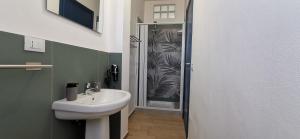 a bathroom with a sink and a shower at Casa Vacanze Samelia in Altavilla Milicia
