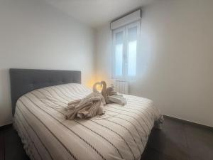 a bedroom with a bed with a towel on it at La Pause Alpine - Centre Ville - Proche Gare in Saint-Jean-de-Maurienne