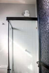 a bathroom with a shower and a toilet at Loft Recanto Dos Cavalheiros! Com Ar Condicionado! in Macaé