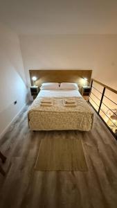 a bedroom with a large bed in a room at Loft Horizonte Viedma in Viedma