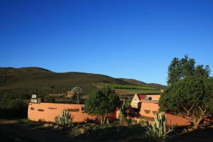 a house with a mountain in the background at Karoo Saloon in Barrydale