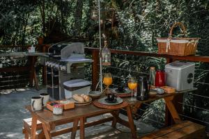 a table with food and drinks and a stove at Goat Lodge DOMO BALI in Ibiúna
