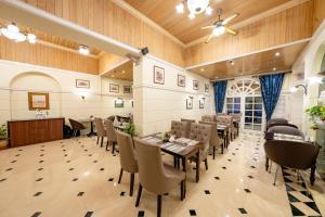 a restaurant with wooden ceilings and tables and chairs at Luxe Avenue Hotel in Dubai