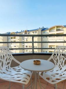 a table and chairs on a balcony with a building at Apartman Stella Banja Luka in Krndija
