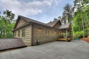 a cabin in the woods with a large driveway at Altitude Adjustment- Luxury 3BR Cabin w/ Outdoor Living Area & Hot Tub in Epworth
