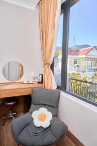 a chair with a flower on it in front of a desk at ArionHotel in Ninh Hải +73 photos