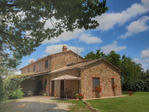 ProcenoにあるSerene Farmhouse in Proceno with Swimming Poolの大石造りの建物