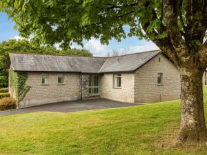 a large brick house with a large driveway at 2 Bed in Saltash oc-87705 in St. Mellion