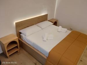a small bedroom with a bed and a table at casa vacanza La Palma Rossa Taranto in Taranto