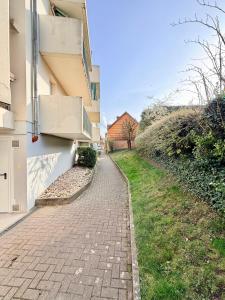 a brick walk way next to a building at Appartement cosy à 10 min de Strasbourg - Bischheim in Bischheim
