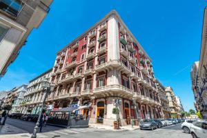 a tall building on a city street with cars parked at casa vacanza La Palma Rossa Taranto in Taranto
