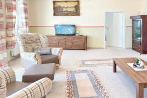 a living room with a tv and a couch at Zach Family in Lübbenau