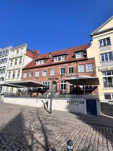 eine Kopfsteinpflasterstraße vor einem Hotel in der Unterkunft Hotel KO15 in Lübeck