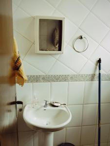a bathroom with a sink and a mirror at Doce lar in Maringá