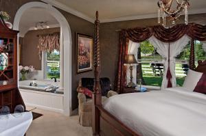 a bedroom with a bed and a bathtub and a bedroom with a bed at Cozy Rose Inn in Prosser +7 photos